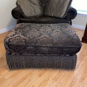 2 CHAIRS & 2 OTTOMANS